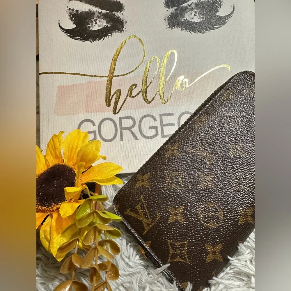 Louis Vuitton Monogram Zippy Wallet - Picture 13 of 16